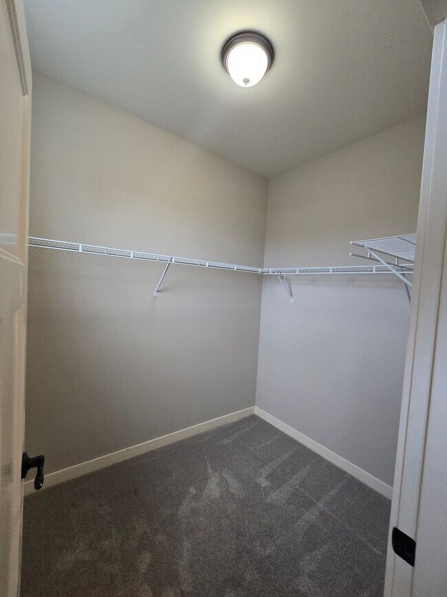 Building Photo - 3 bedroom, 2.5 bathroom house!!!