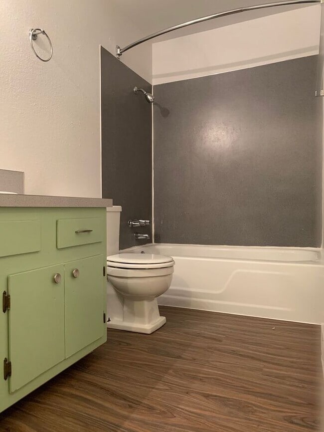 Building Photo - 3 Bedroom Unit, Tacoma Tri-plex. Private Fenced Yard, Lower Level!!