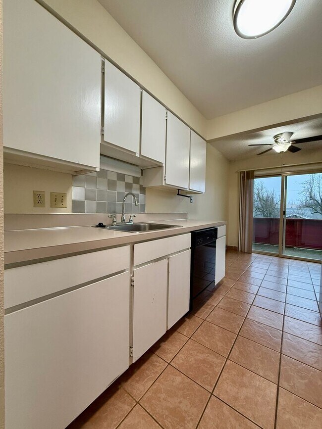 Building Photo - Vintage Upstairs 2 Bedroom With Patio In Hollywood District ~ Near It All! Off Street Parking~ Pe...