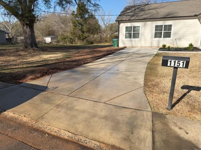 Building Photo - 1151 Pontiac Cir