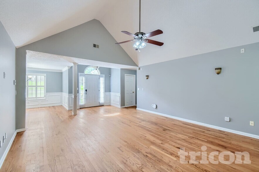 Building Photo - 390 River Point Dr