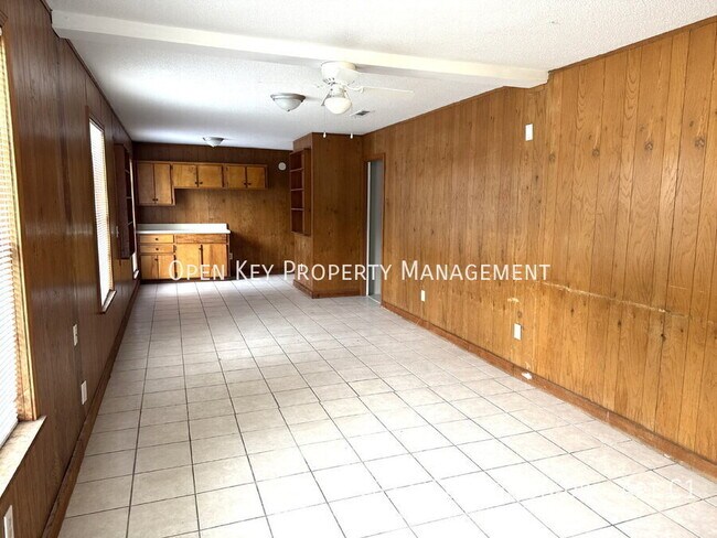 Building Photo - 702 S Edgewood Dr