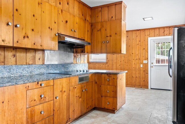 Building Photo - 615 Forestdale Dr