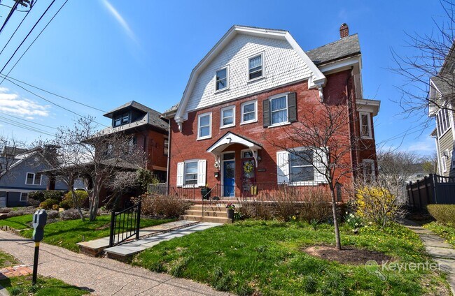 Building Photo - 2 Bedroom, 1.5 Bath Twin in Doylestown