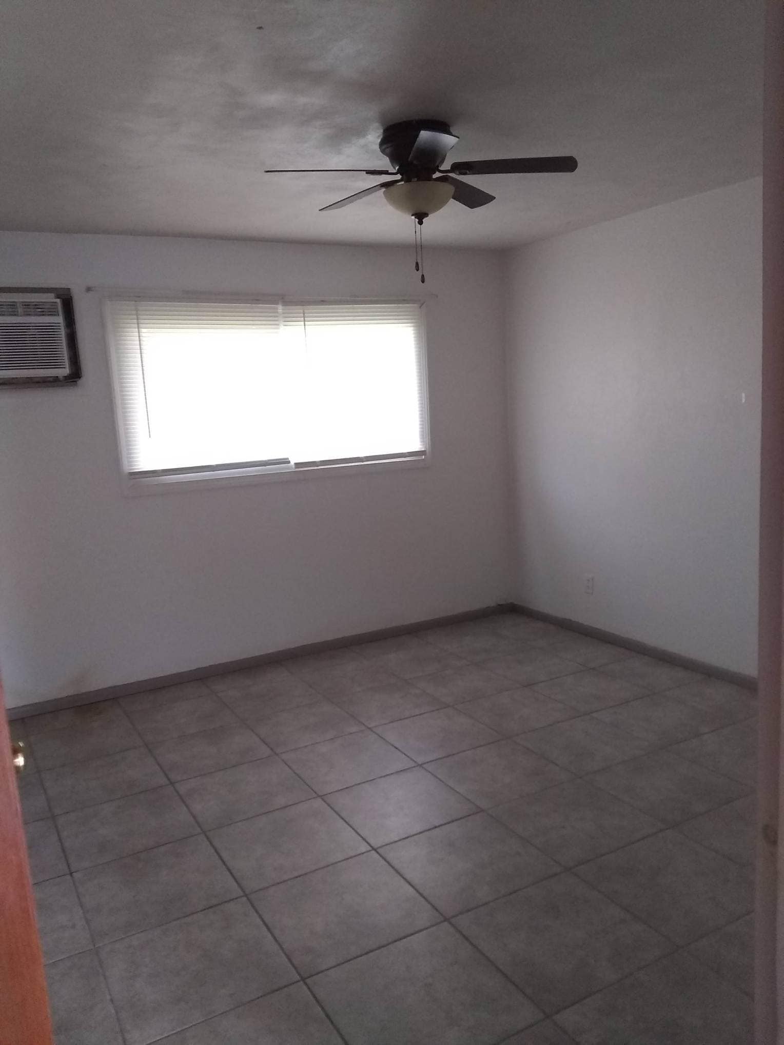 Building Photo - 406 E Poos Dr