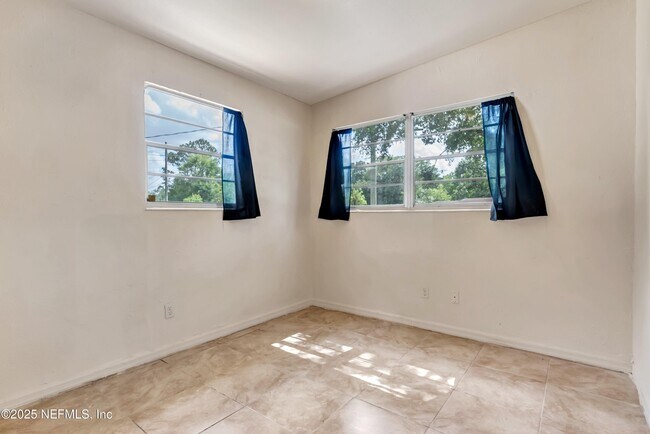 Building Photo - 4407 Melvin Cir E