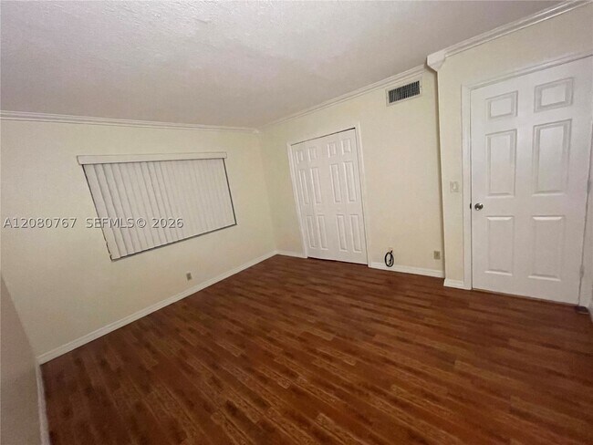 Building Photo - 16240 Laurel Dr