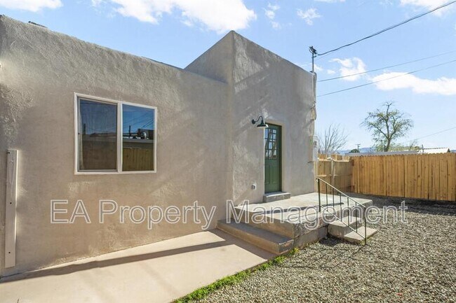 Building Photo - 804 Aztec Rd NW