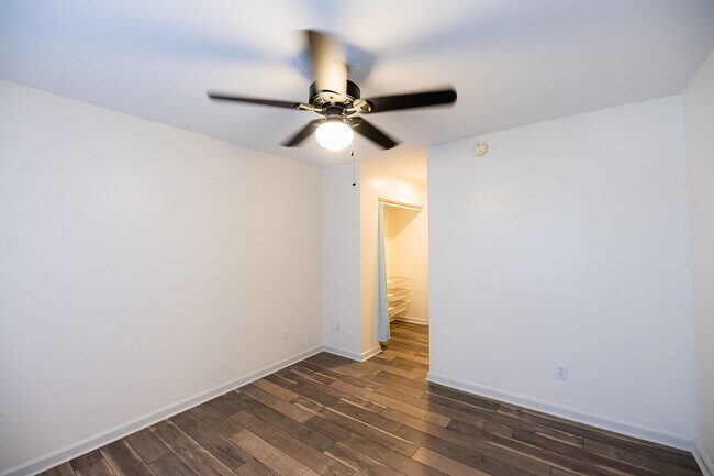 Building Photo - Beautifully updated 2-bedroom 2-bathroom + LOFT/OFFICE townhome in NW Greensboro.