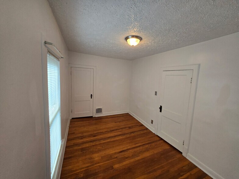 Building Photo - 1047 Murray Ave