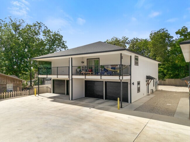 Building Photo - FULLY FURNISHED 3/3 Townhome in Bobcat Vil...