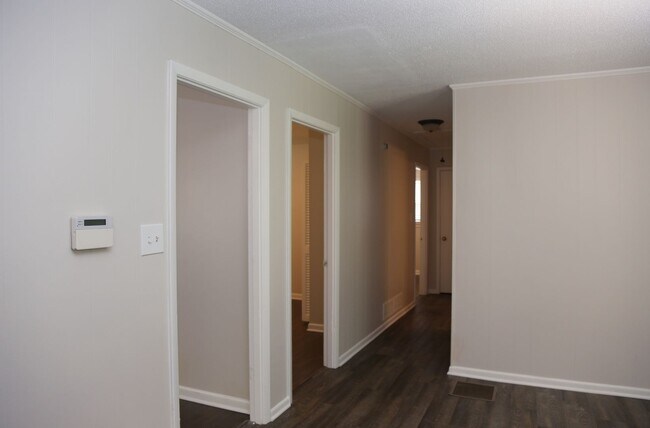 Building Photo - NEWLY RENOVATED Beautiful 3 bed 2 bath nea...