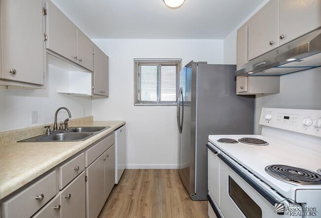 Building Photo - 1286 W 20th Pl