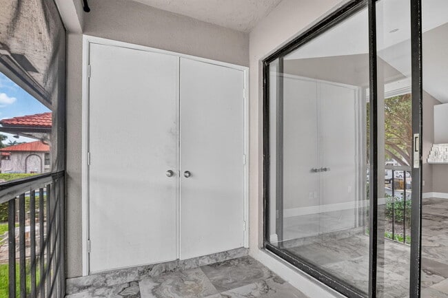 Building Photo - 301 Club Cir