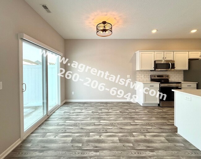 Building Photo - 3 Bedroom Residence