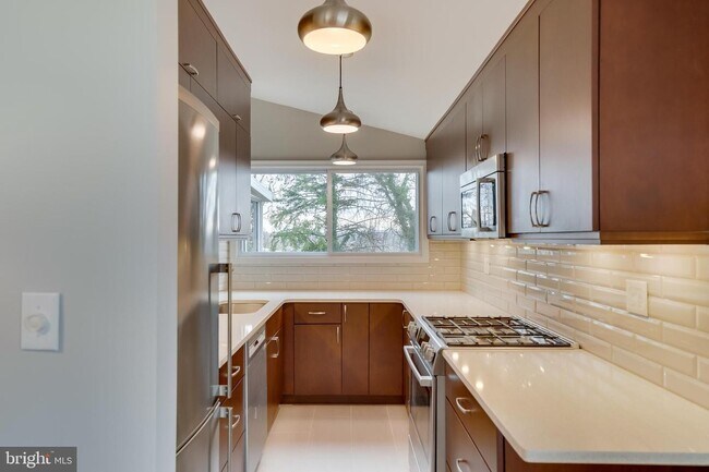 Building Photo - 3315 Pendleton Dr