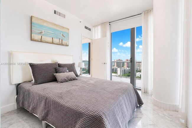 Building Photo - 17121 Collins Ave