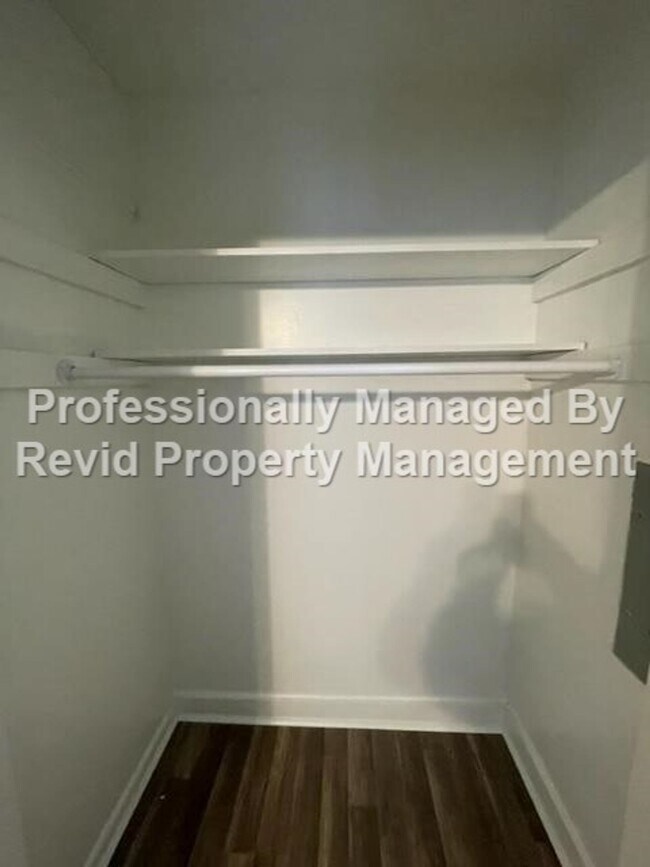 Building Photo - *FIRST MONTH RENT FREE* Freshly Renovated ...