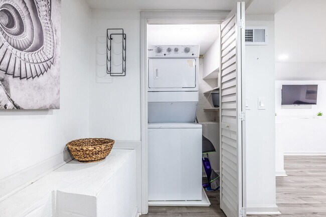 Building Photo - 1122 Elaine Dr