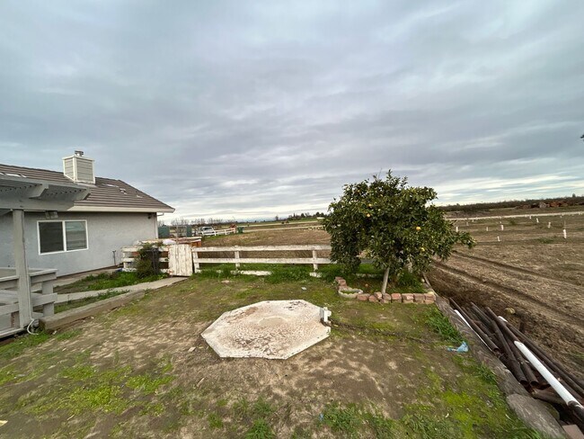 Building Photo - Country home with 4th bedroom/living space separate from main home