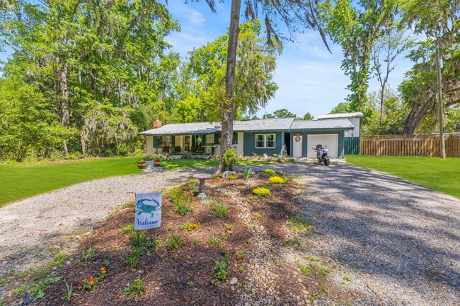 Building Photo - "Charming 3-Bedroom, 2.5-Bath Home Now Ava...