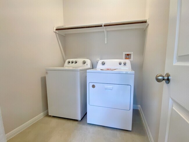 Building Photo - Beautiful and Spacious 4/BR 3.5/BA Modern ...