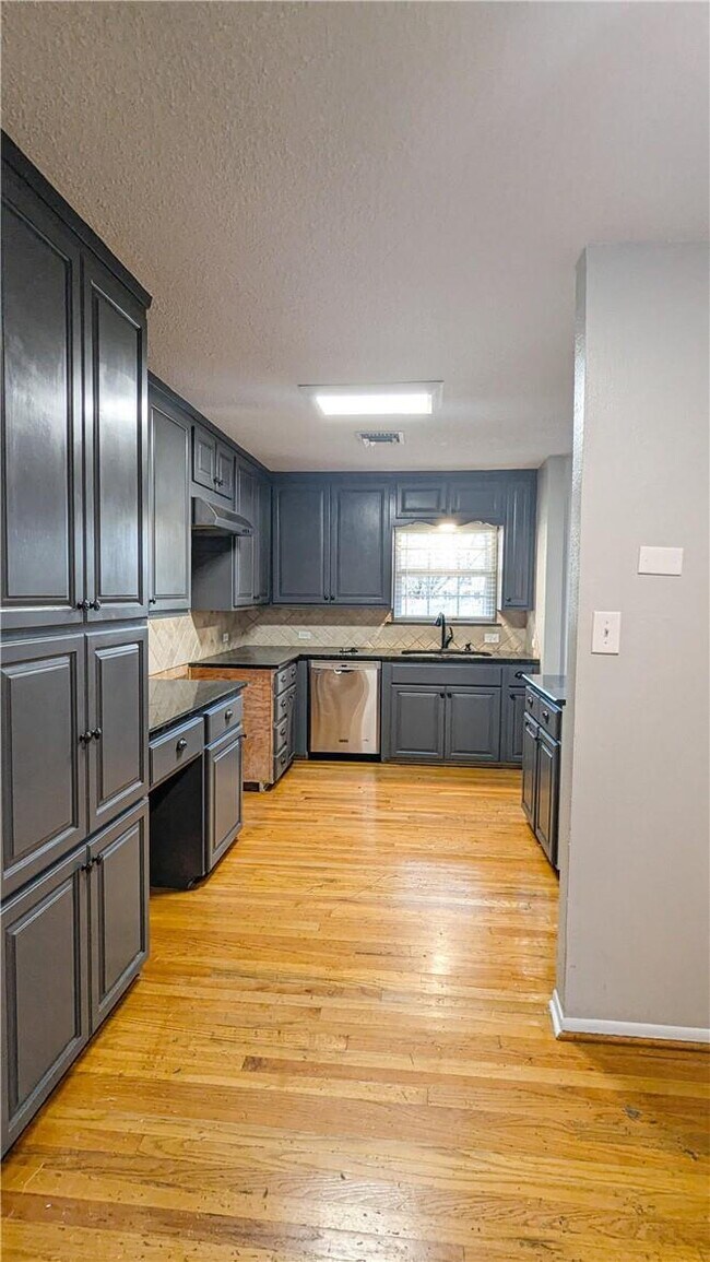 Building Photo - ***LABOR DAY SPECIAL! $600 OFF FIRST FULL ...