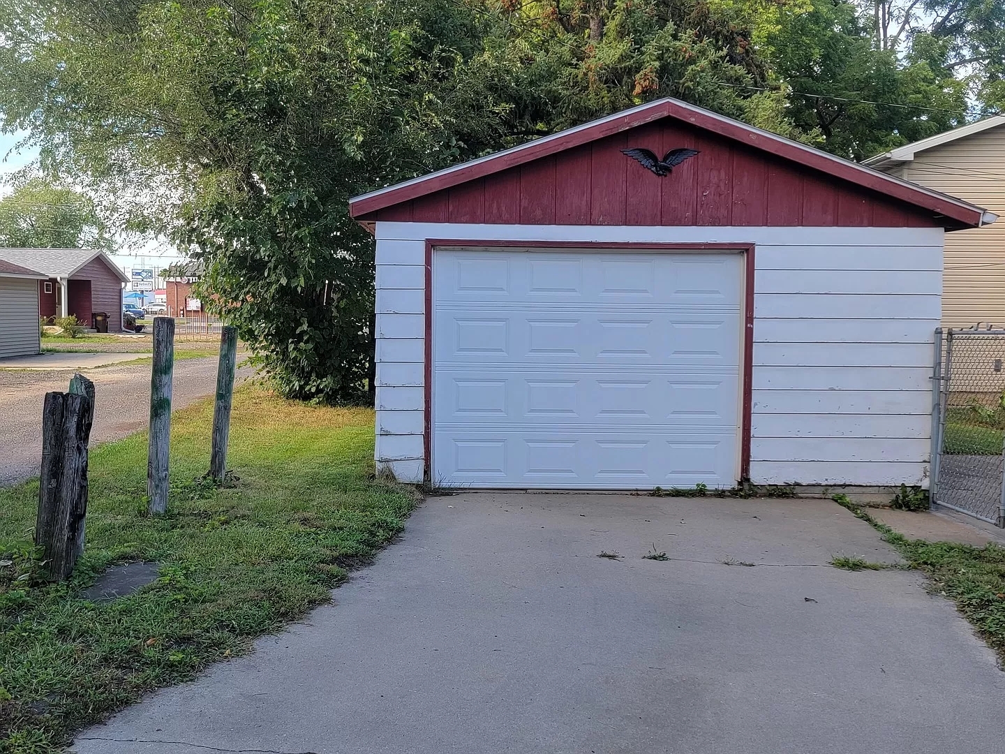 1.5 Car Garage - 606 Avenue A