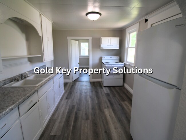 Building Photo - Spacious 3 BR 1 BA with Covered Porch and Garage (SECTION 8 APPROVED)