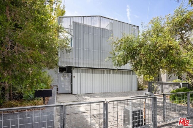 Building Photo - 825 Palms Blvd