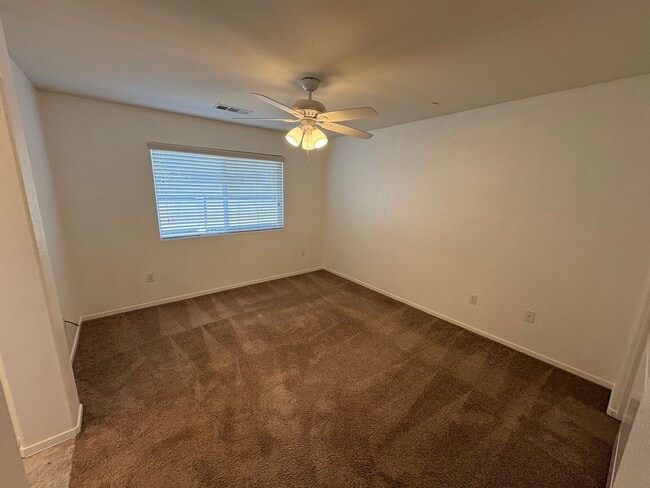 Building Photo - Tulare home move-in ready!