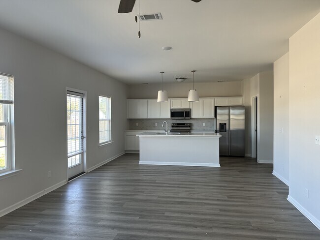 Building Photo - 96 Deerfield Dr NE