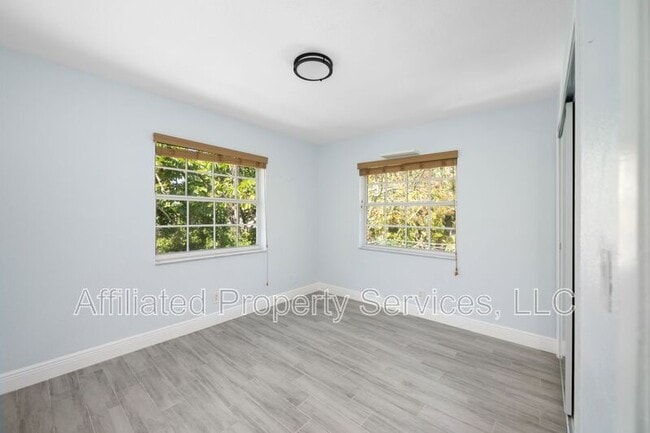 Building Photo - 5207 N Flagler Dr