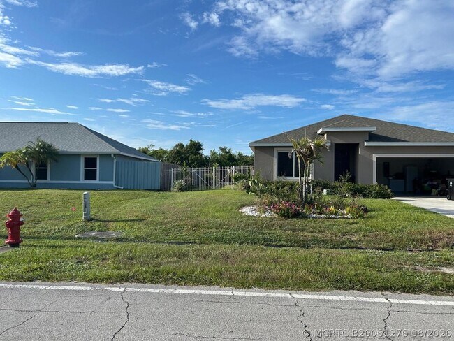Building Photo - 102 SW Glenwood Dr