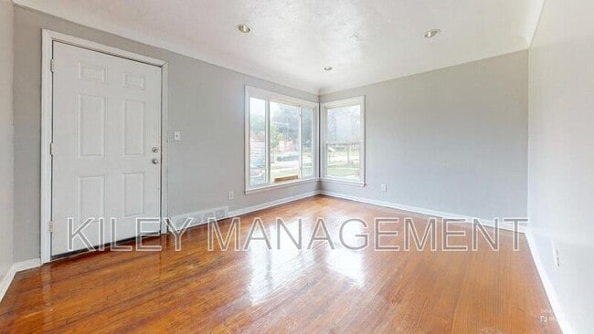 Building Photo - 16501 Fairmount Dr
