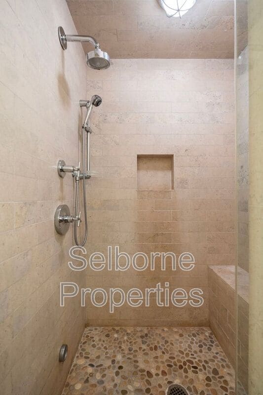 Building Photo - 33 Clementina St