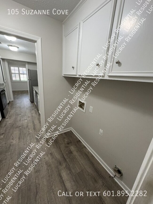 Building Photo - Updated 4-Bedroom Duplex with Fireplace in...