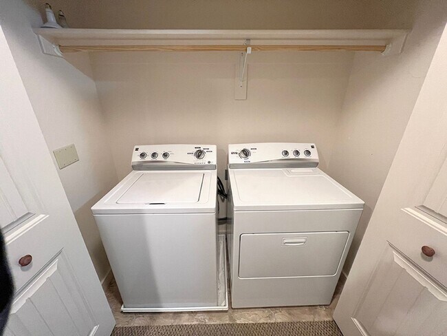 Building Photo - Three Bedroom in Four Corners, Water Included