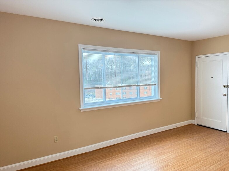 Building Photo - 8805 Plymouth St