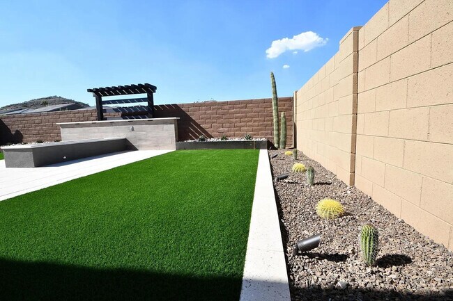 Building Photo - 820 E Ashurst Dr