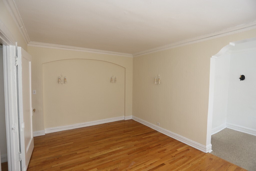 Building Photo - 433 W Roscoe St