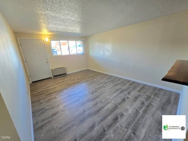 Building Photo - Stunning Remodeled One Bedroom Apt!