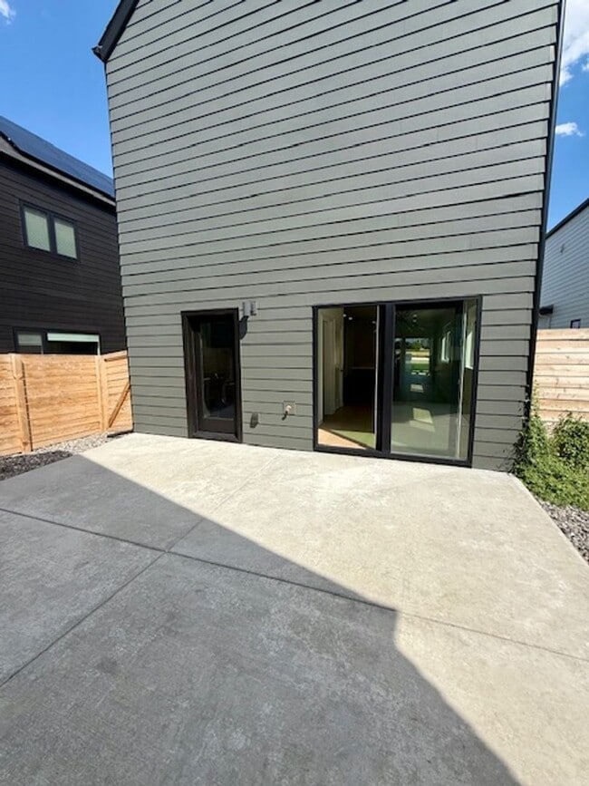 Building Photo - Single Family HOME with 3 Bedrooms 2 1/2 Bathrooms - Where Mountains meet you at upscale living!