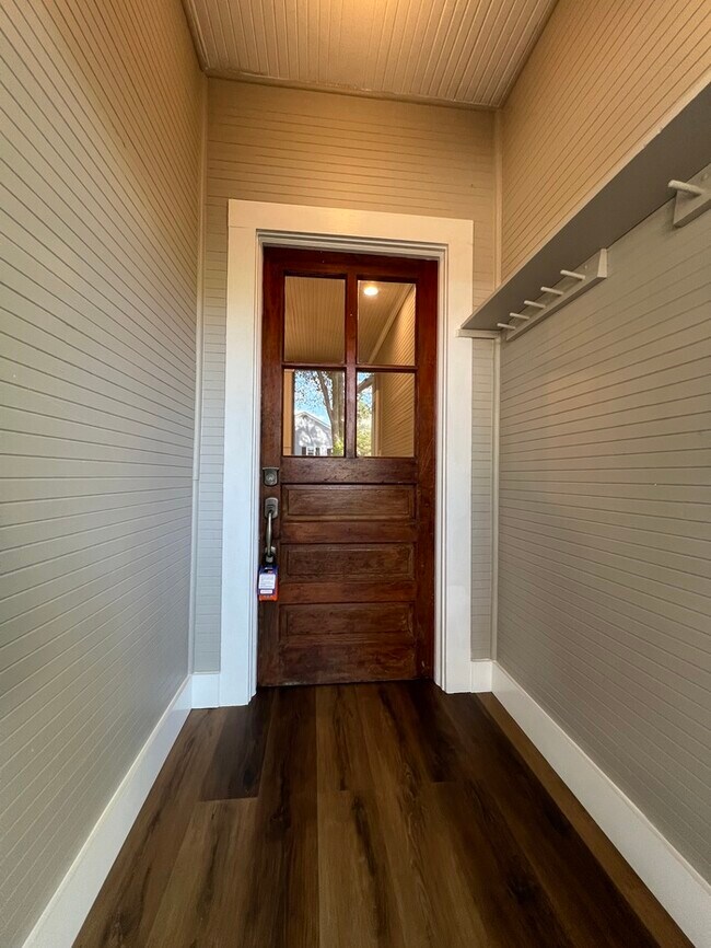 Building Photo - Historic mill house in hot Fort Mill SC with amazing kitchen!