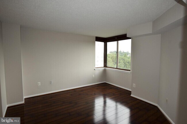 Building Photo - 10101 Grosvenor Pl