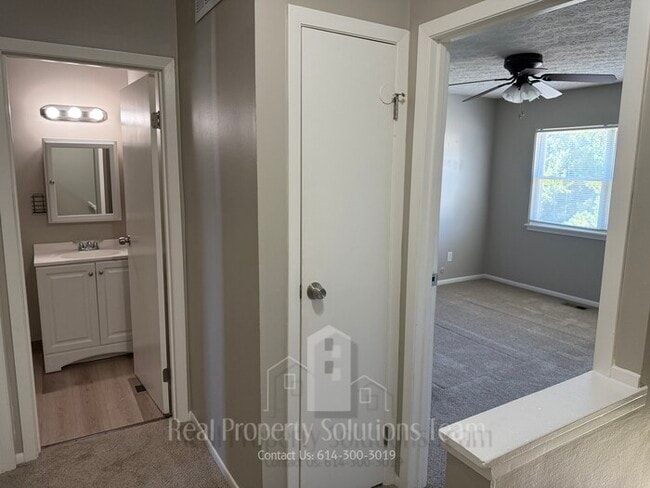 Building Photo - Renovated Townhome Near Sawmill