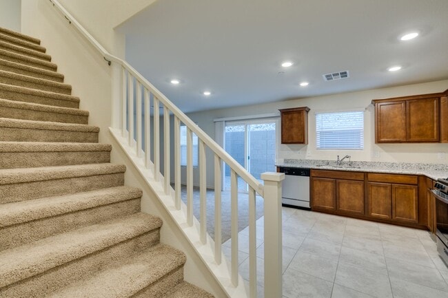 Building Photo - GORGEOUS TOWNHOME*UPGRADED*ALL APPLIANCES*...
