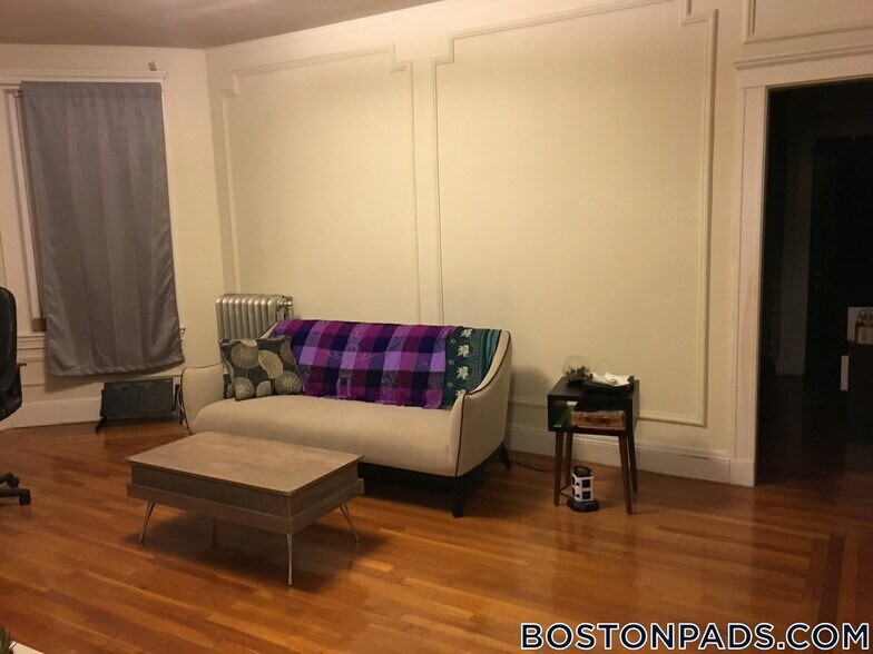 Building Photo - 88 Maple St