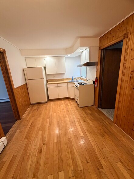 Building Photo - 44 W 7th St