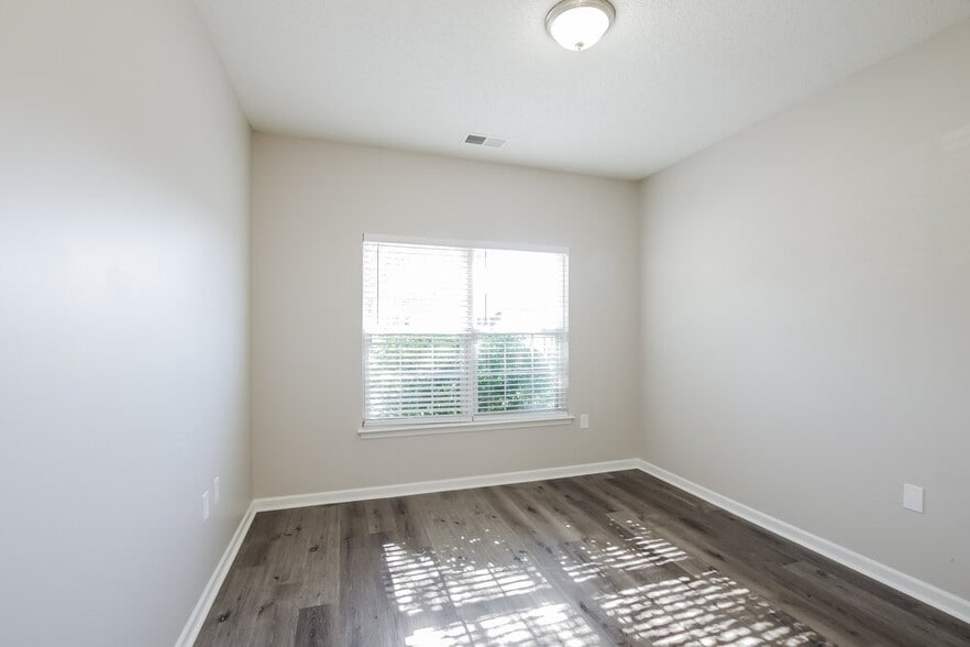 Building Photo - 7021 Chieftain Dr